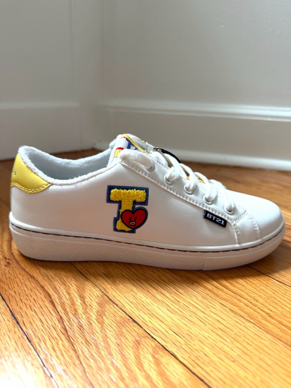 Skechers x BT21 Tata V TaeHyung White Sneaker Women’s Size 6